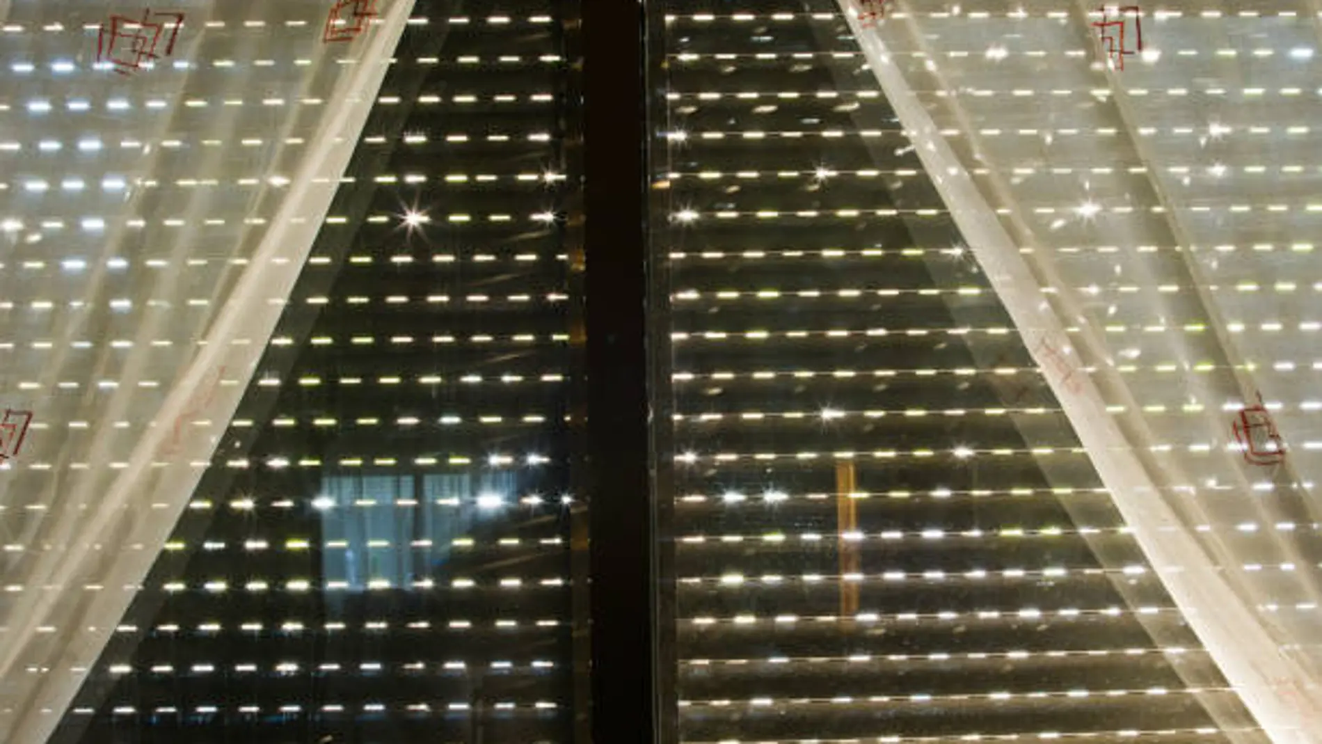 What is better during a heat wave: lower the blinds completely or leave them ajar to create airflow?