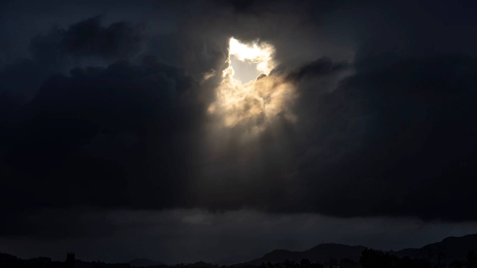 A trough arrives and changes the weather in Spain: warning for strong storms, rain and hail this weekend
