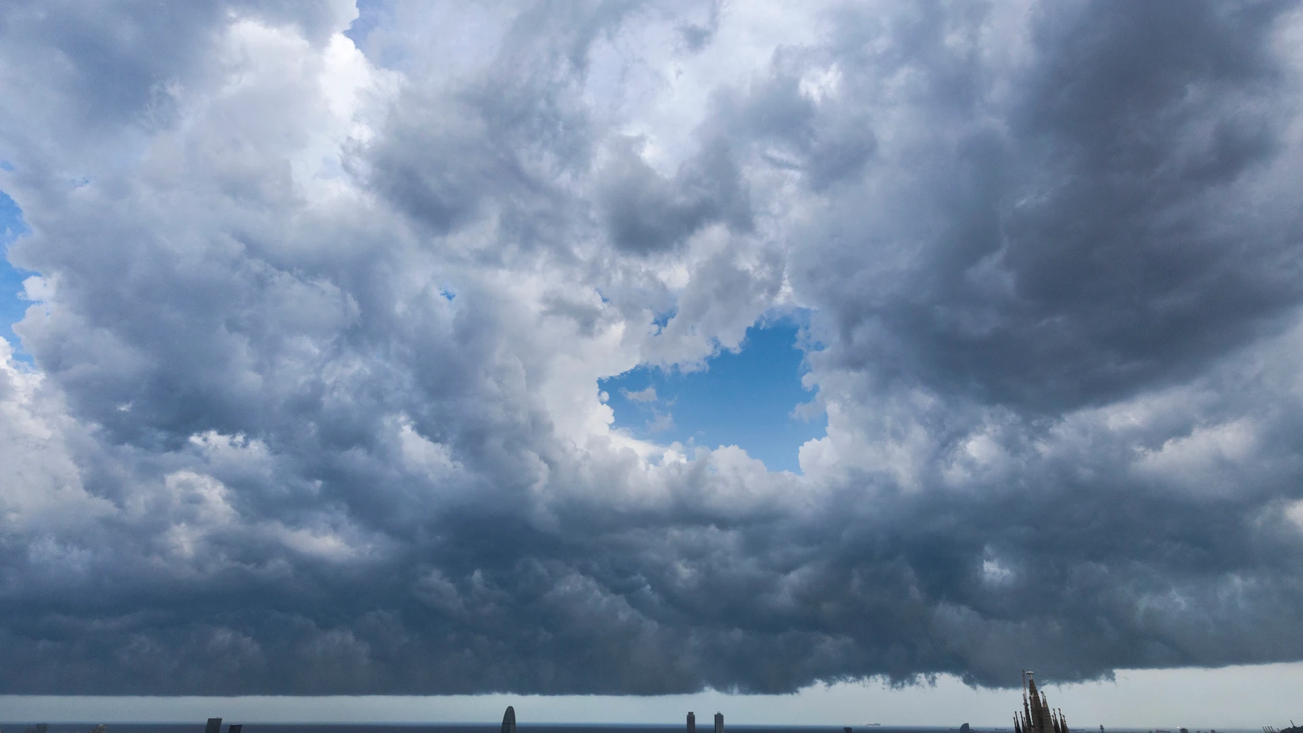 From 37 degrees in Murcia to 22 in León: the AEMET confirms that it expects a thermal collapse in the north this Tuesday while the heat tightens on the Mediterranean coast and the Balearic Islands