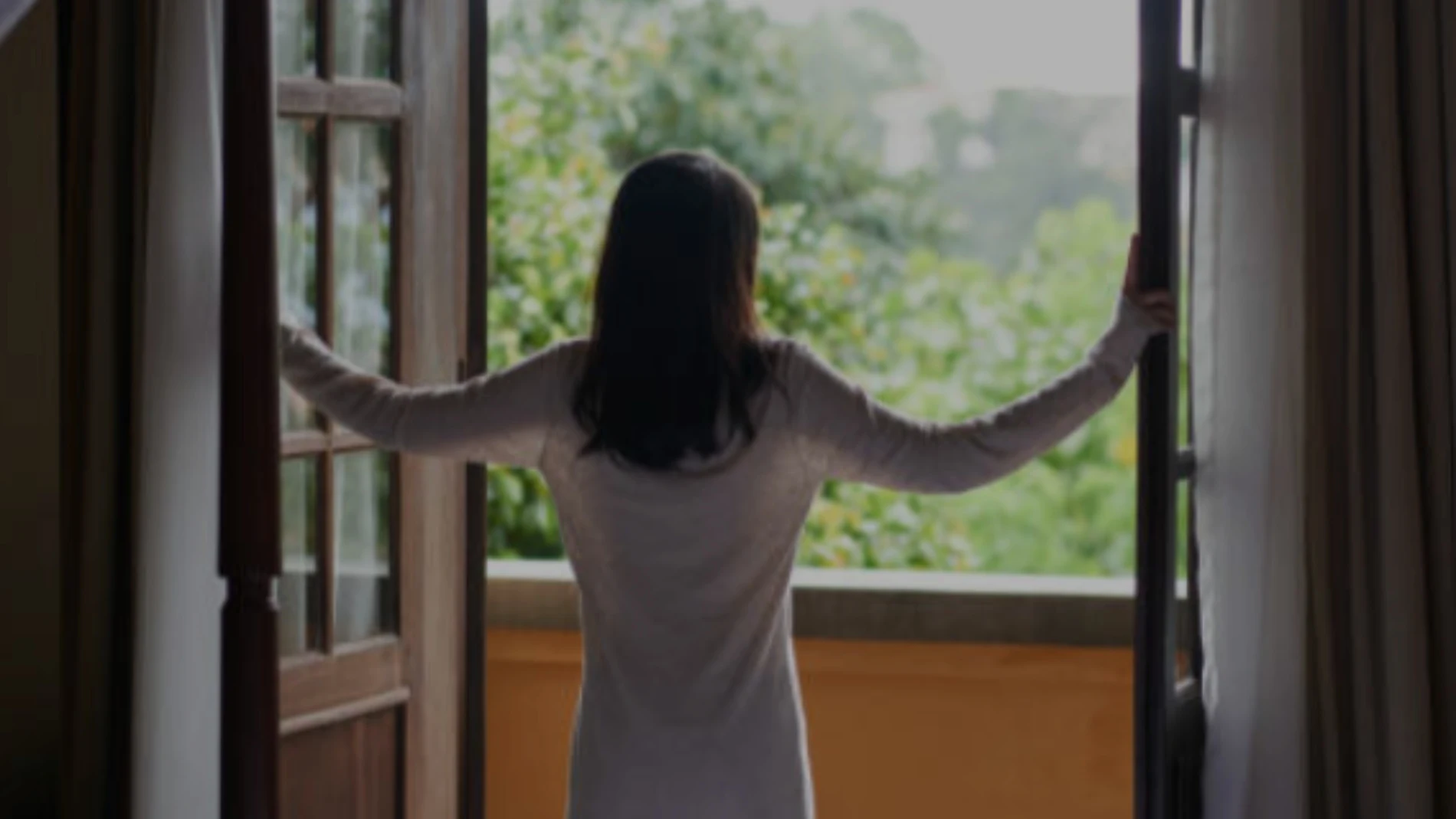 Is it advisable to sleep with the window open in a heat wave? The experts are clear
