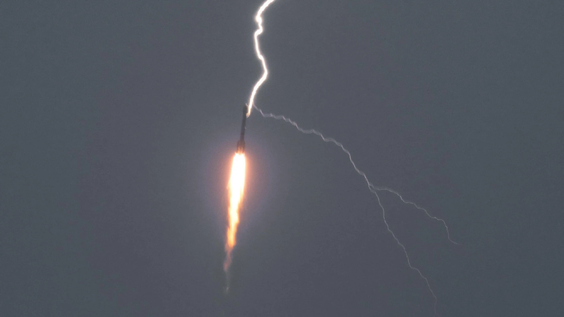 Lightning hits the Chinese Long March 3B rocket 30 seconds after takeoff (video)