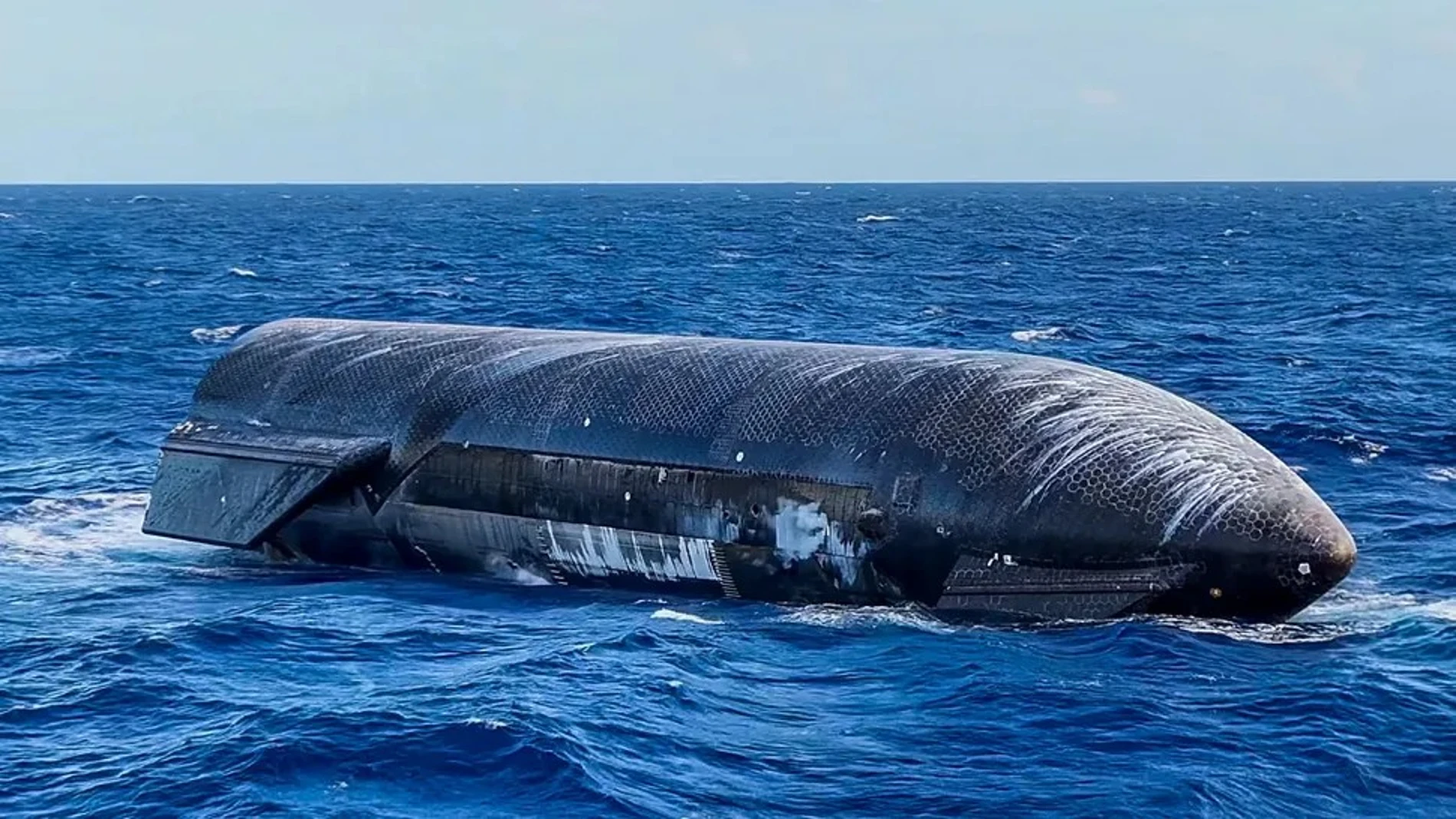 Starship's splashdown went so well that the ship is still floating intact in the sea: now SpaceX wants to recover it