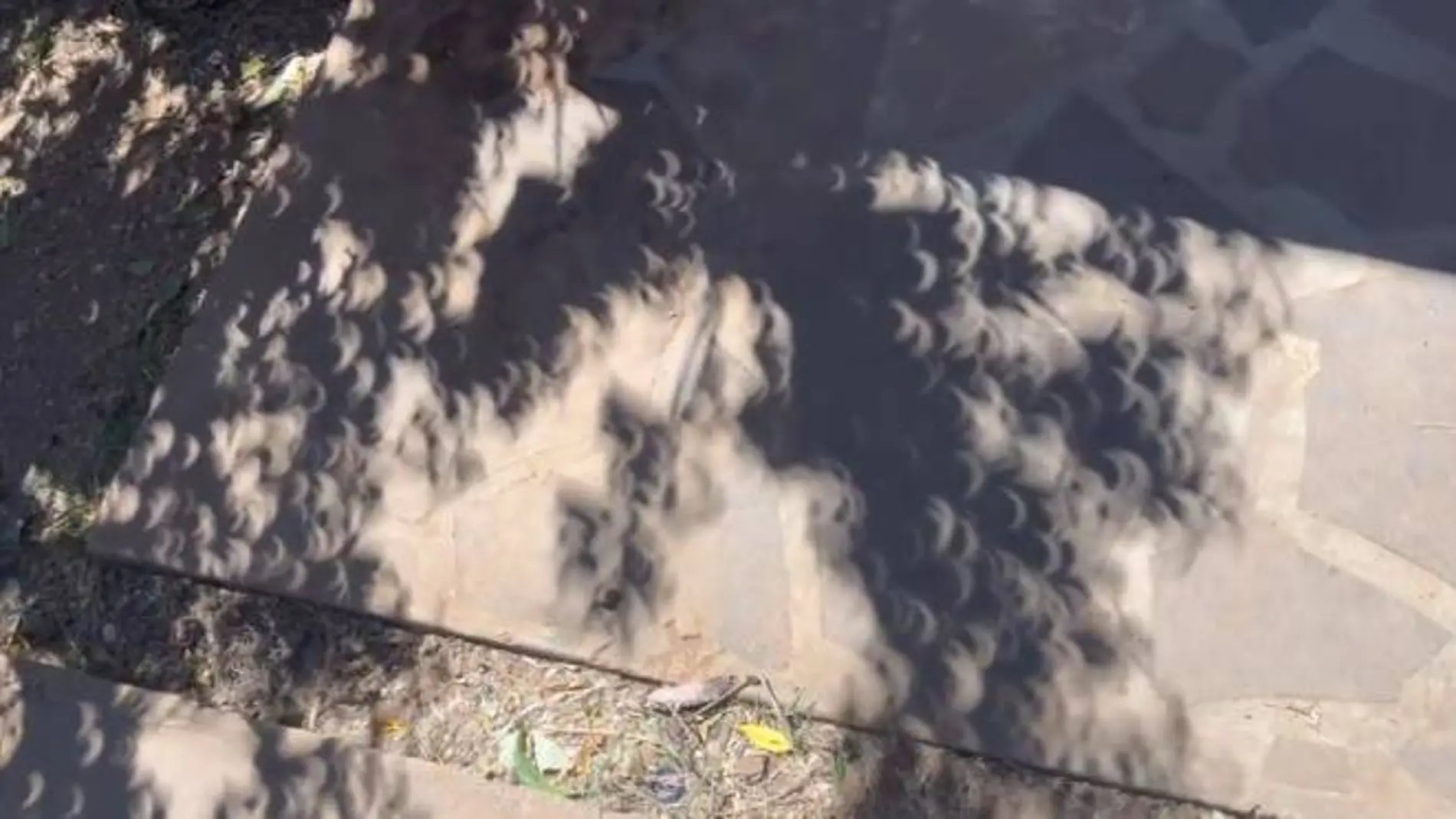 The 'moon shadows' that will appear during the eclipse and can be seen throughout Spain
