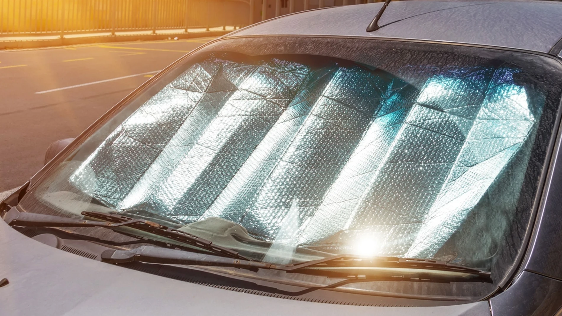 Thousands of drivers are putting their car sunshades on badly: this is the best way to beat the heat