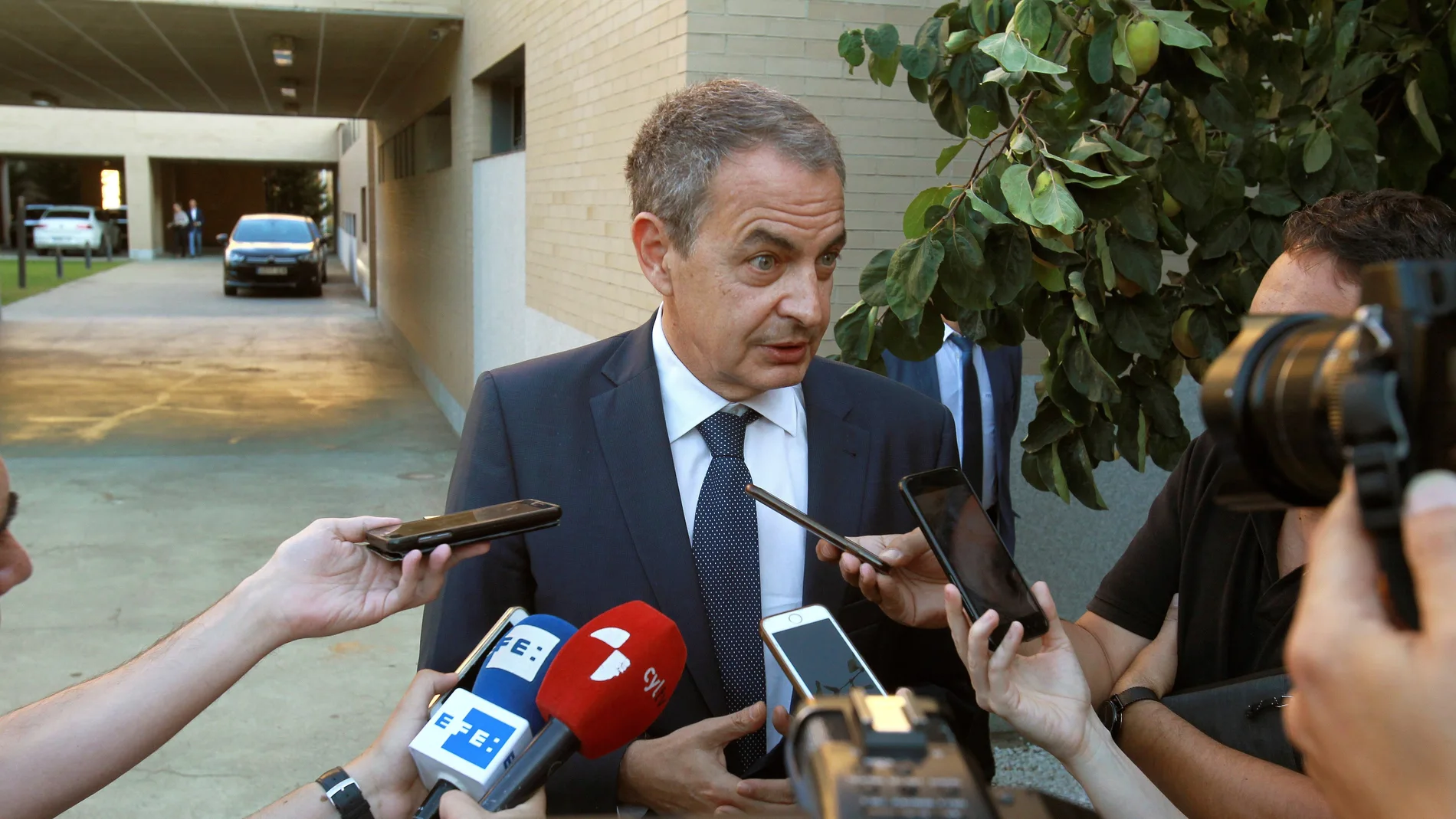 Zapatero insists to the judge that his wife is "unrelated to the procedure"