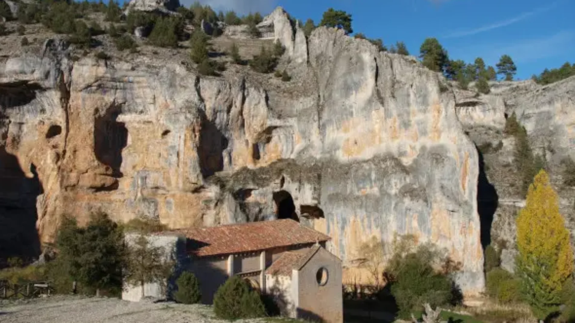 The ideal getaway to escape the heat this weekend: 5 kilometers along the river between cliffs and a 13th century hermitage