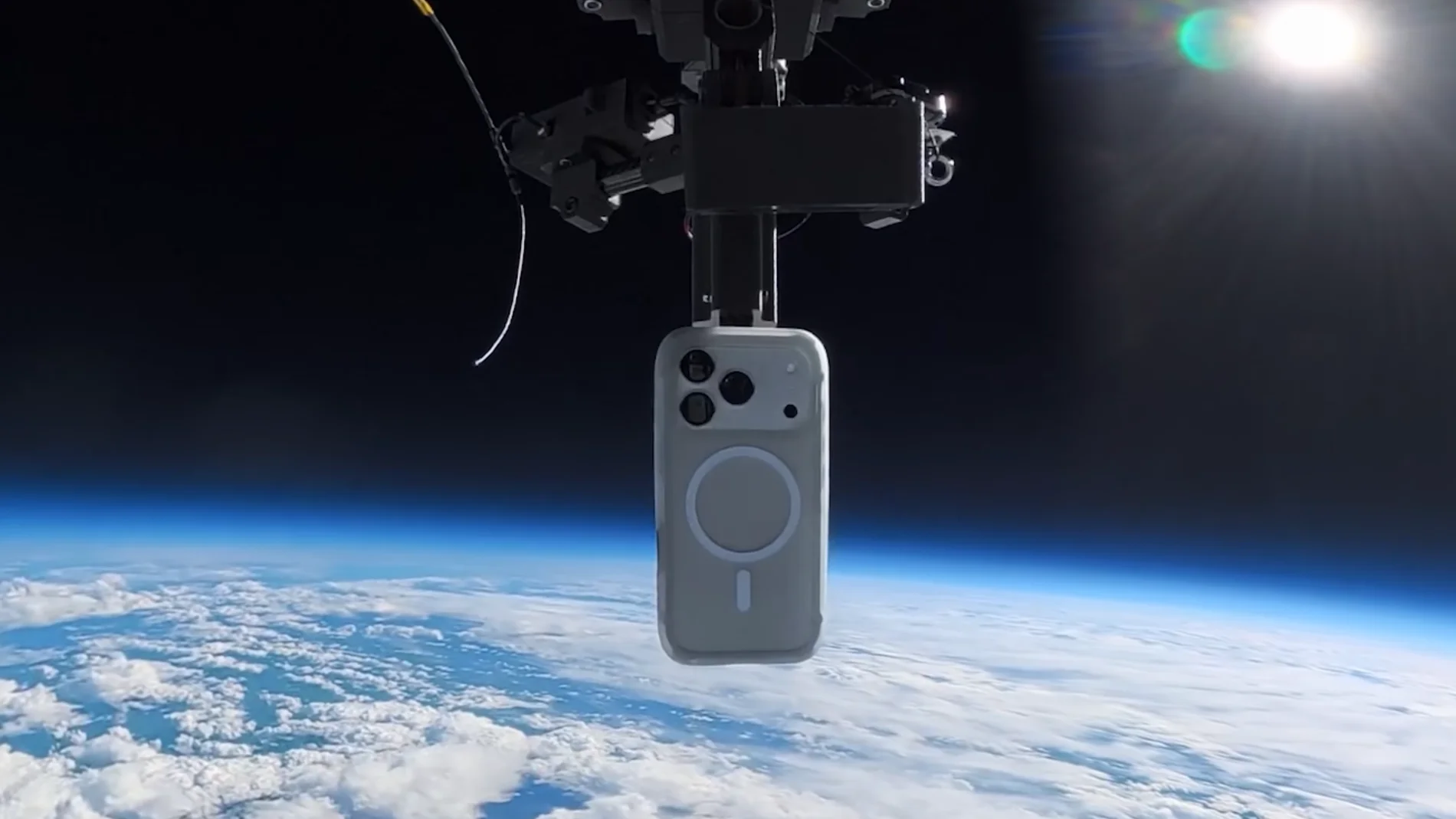 An iPhone falls from more than 30 kilometers high and survives the impact