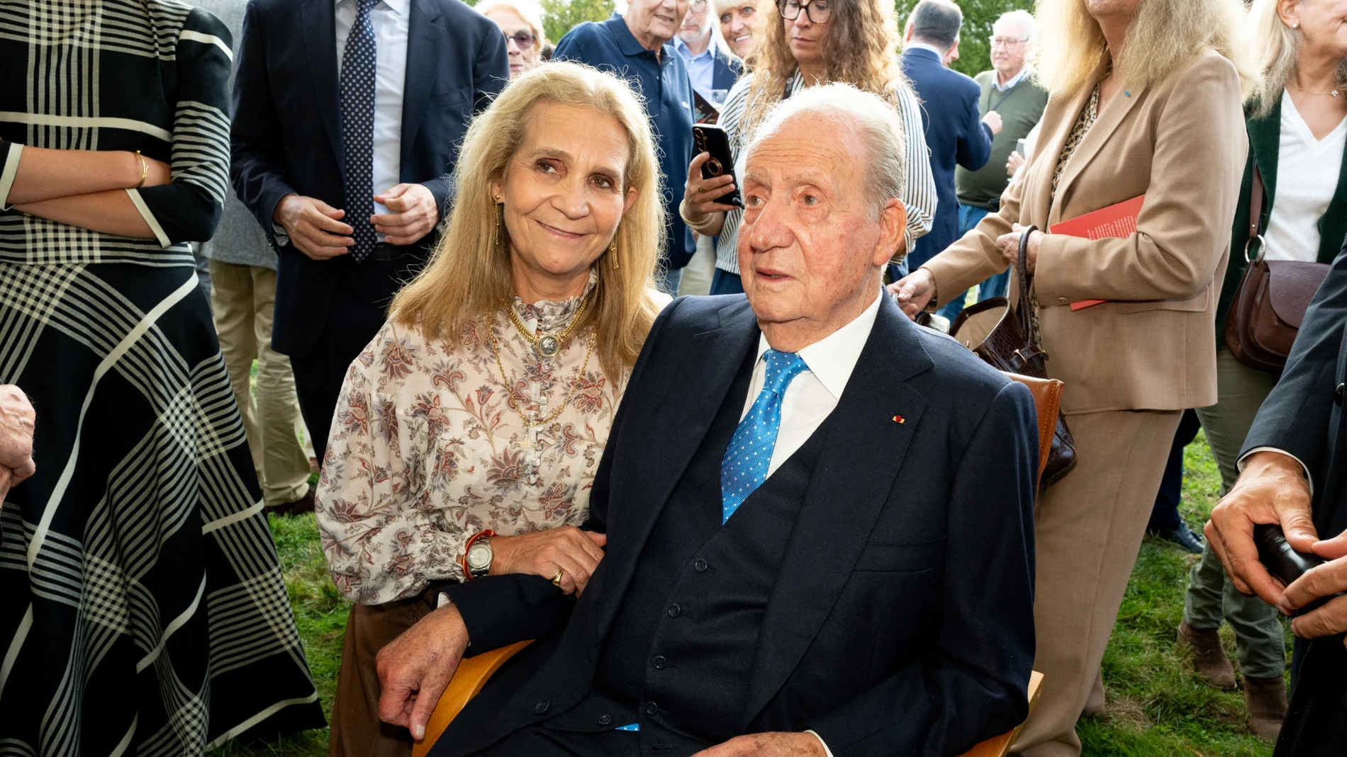 King Juan Carlos I receives an award in Paris surrounded by Infanta Elena and her granddaughters, Victoria Federica and Irene Urdangarin