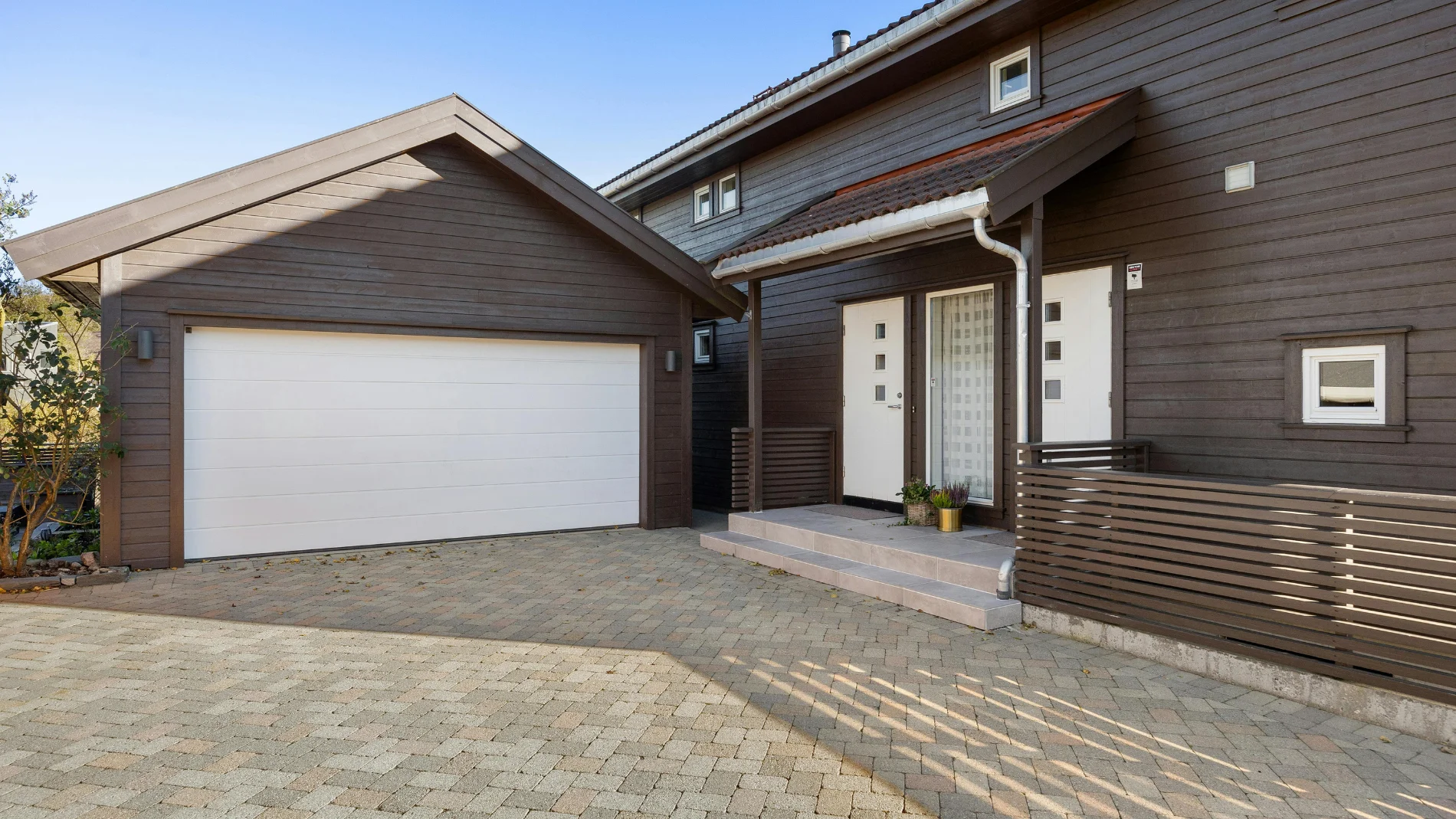 A homeowner builds a four-post garage next to the fence of his plot and 13 years later faces a dispute with the new neighbor