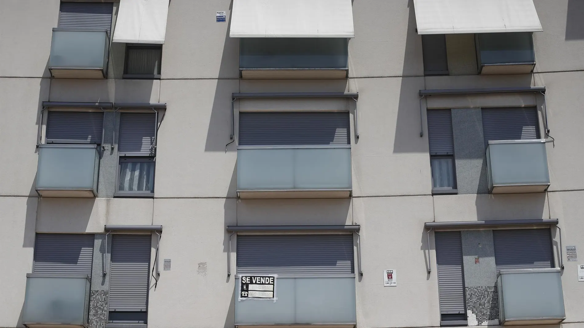 Can a neighbor close their terrace without permission from the community? The Horizontal Property Law clarifies it