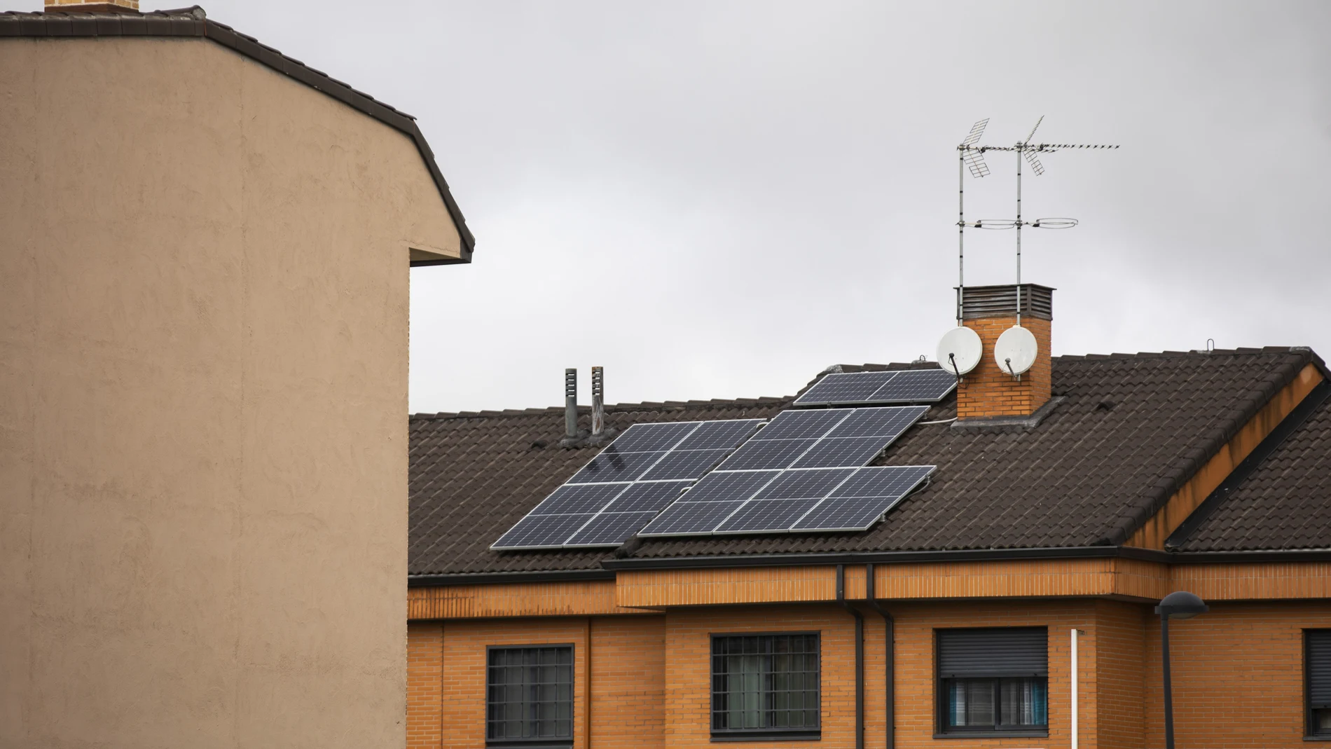 Carlos Lull, electrician and solar energy technician, on calculating a solar panel installation: "We must look at the kilowatt hours consumed, not the euros we have paid"