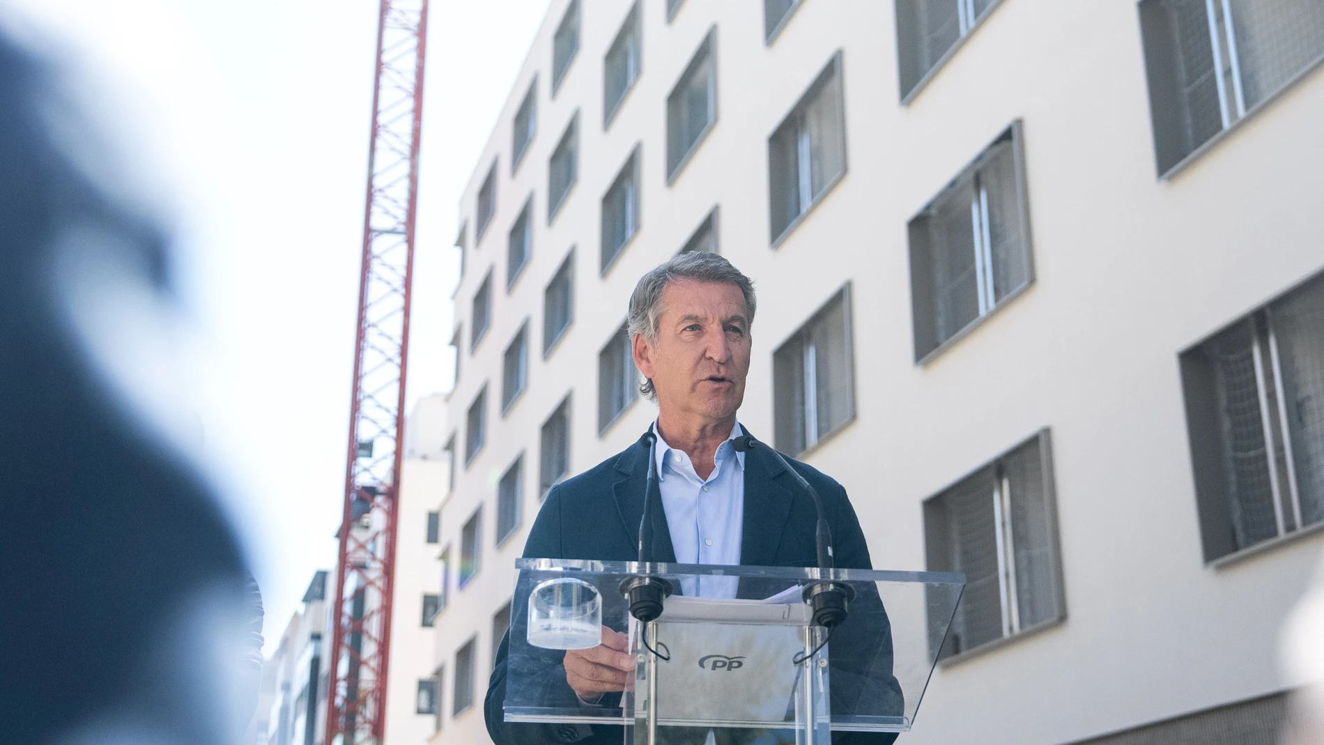 Feijóo launches its offer to young people: low taxes and a million houses