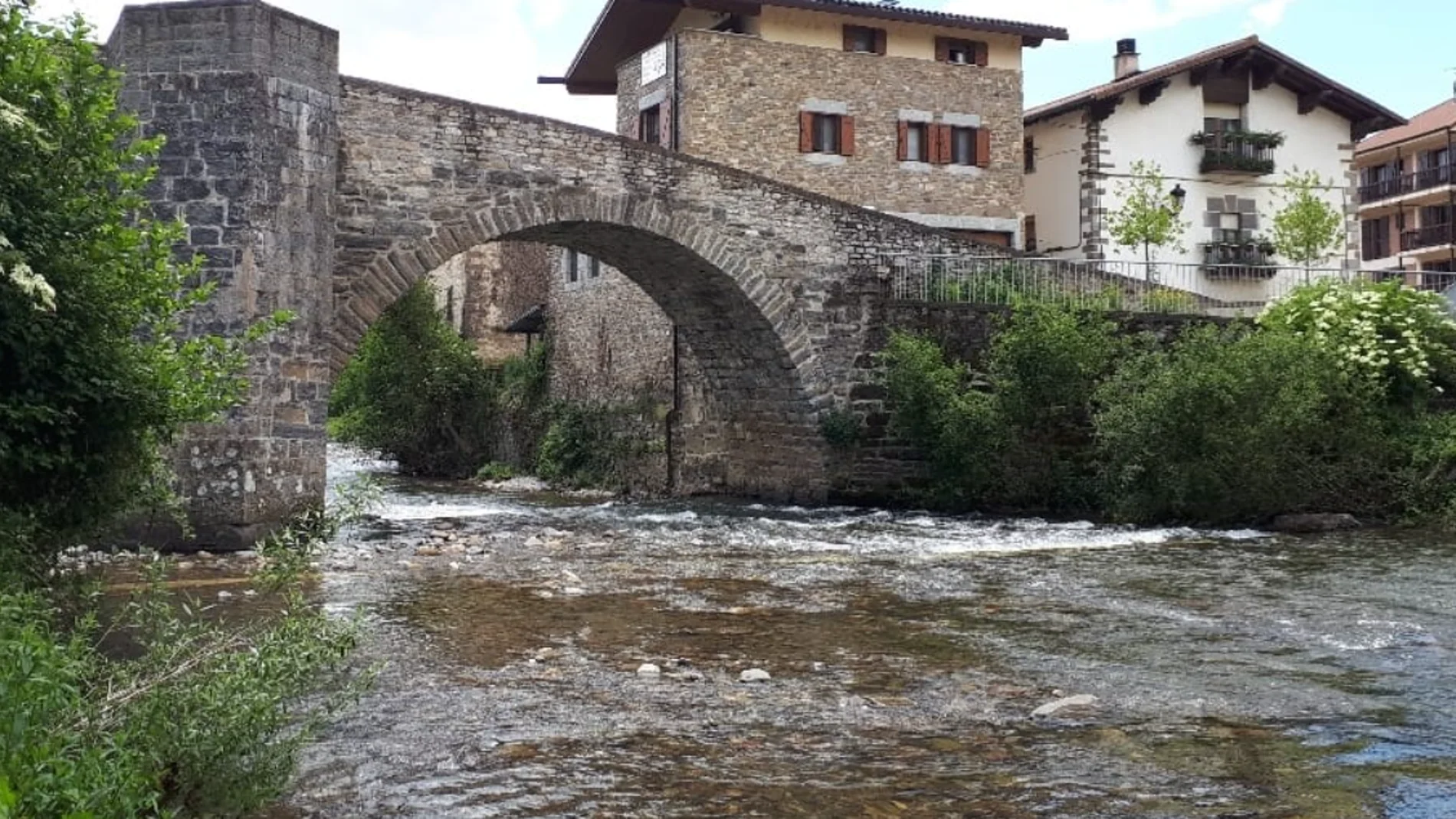 In 1097, Pedro I donated this town in Navarra to Pamplona: 929 years later, the residents continue to take their animals to its famous bridge to cure them