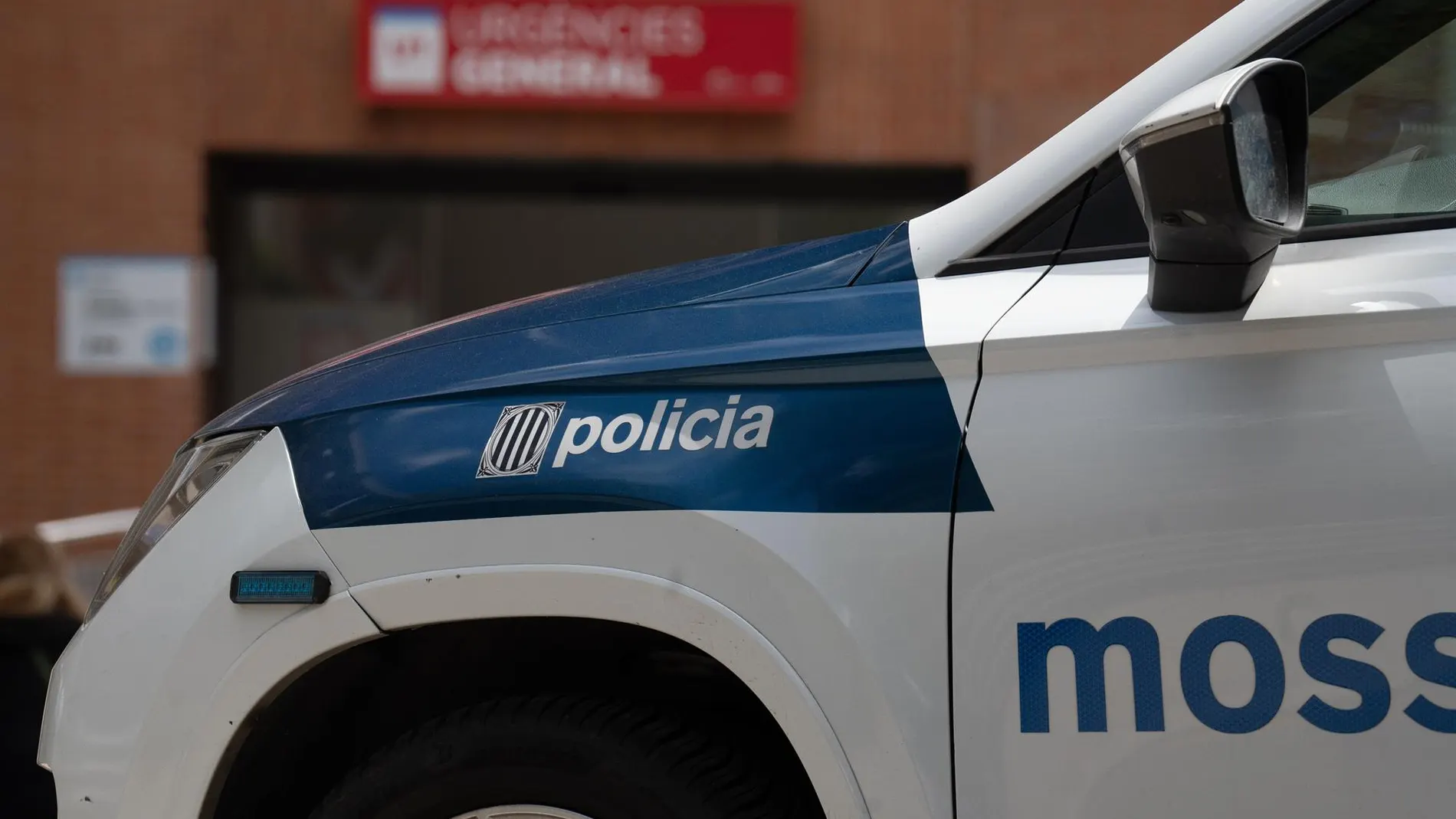 Kidnapping on the AP-7 in Catalonia in broad daylight: five men dressed as police stop a car and take a man away
