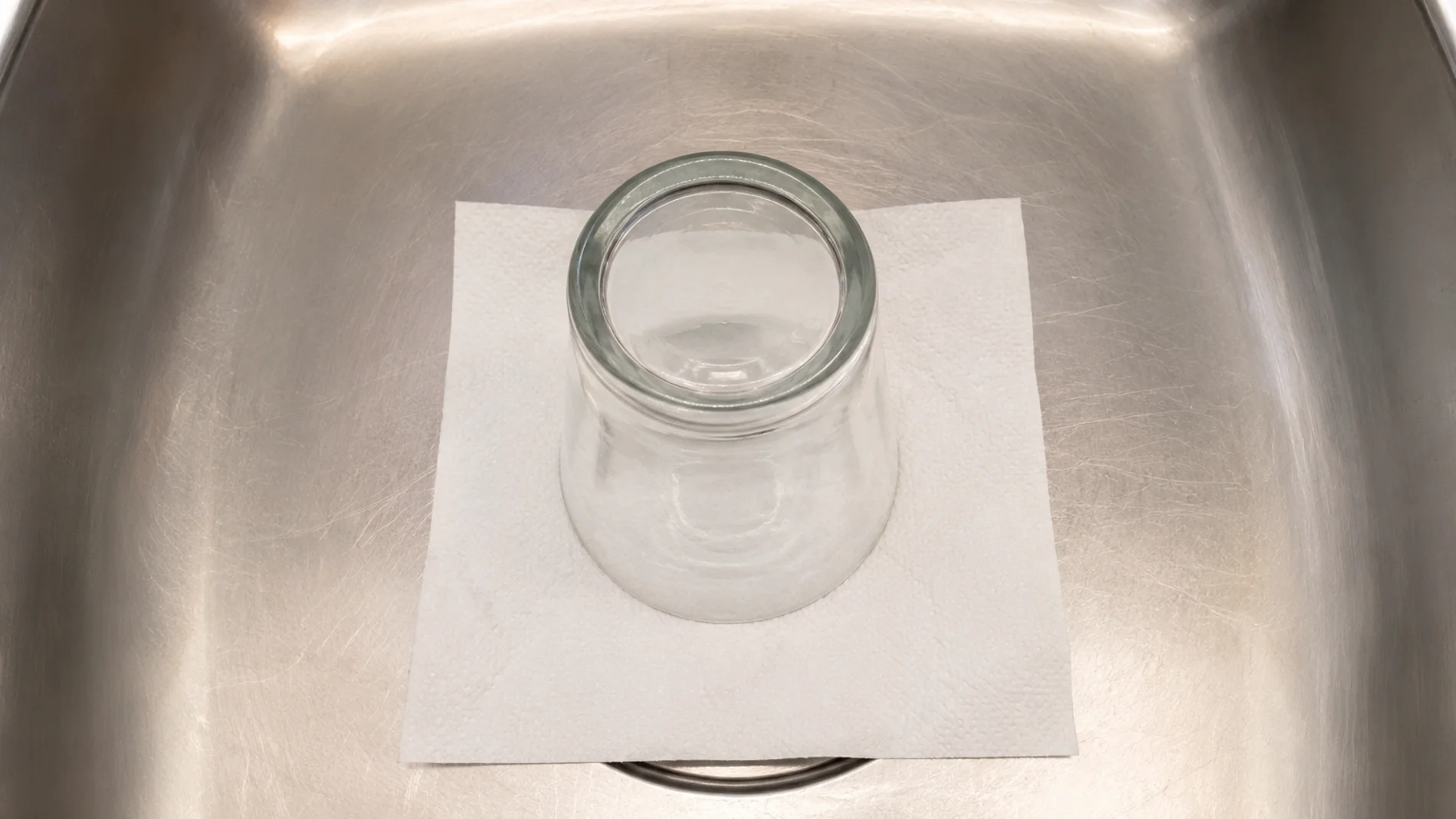 Leaving a glass on a sheet of paper in the sink before leaving the house: what is it for and why is it recommended?