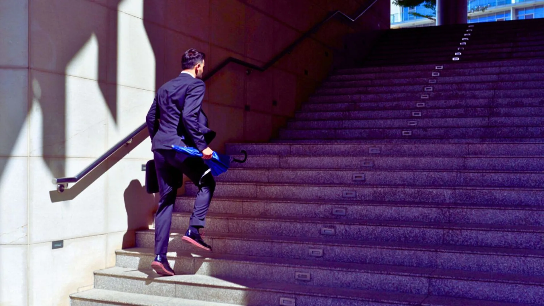 Psychology says that people who walk fast do so not because they are in a hurry, but because of their way of approaching life.
