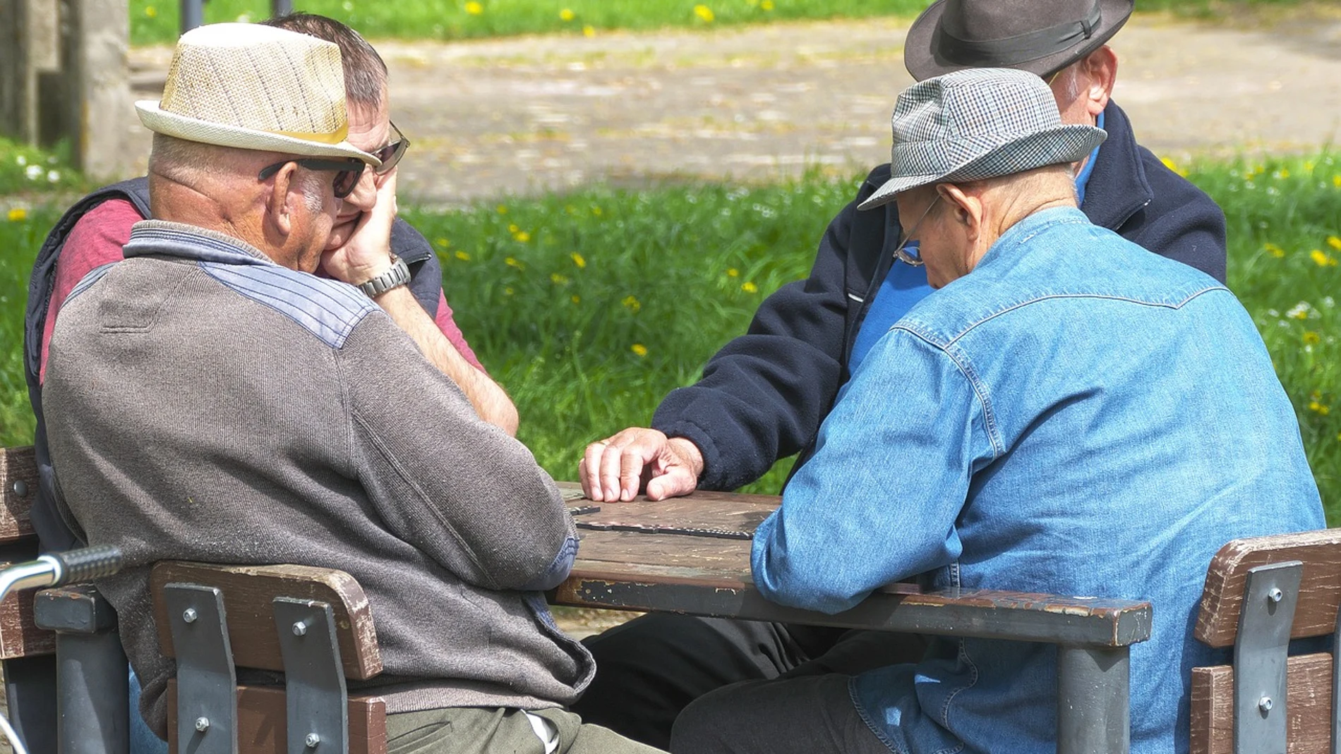 Psychology says that retired people who feel lonely are not weak