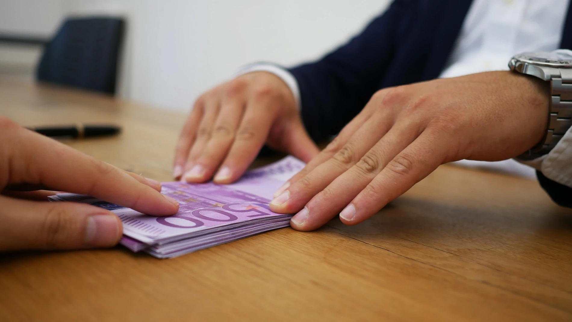 Raúl Gómez, lawyer, warns of what can happen if you lend money to a child and the Treasury considers it a donation: "The penalty can reach 150%"
