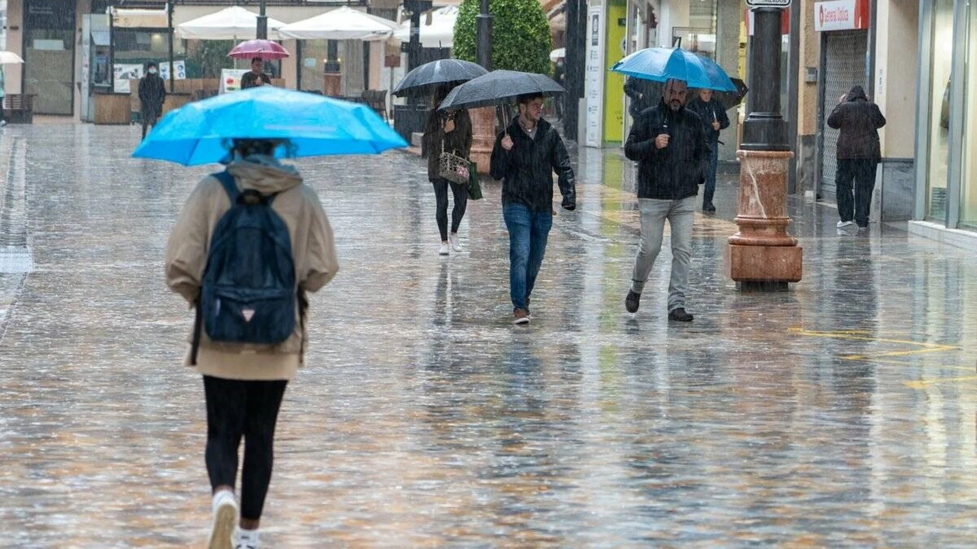 The AEMET warns that the arrival of a front plummets thermometers in Galicia, but the summer heat persists in the Guadalquivir and the Canary Islands