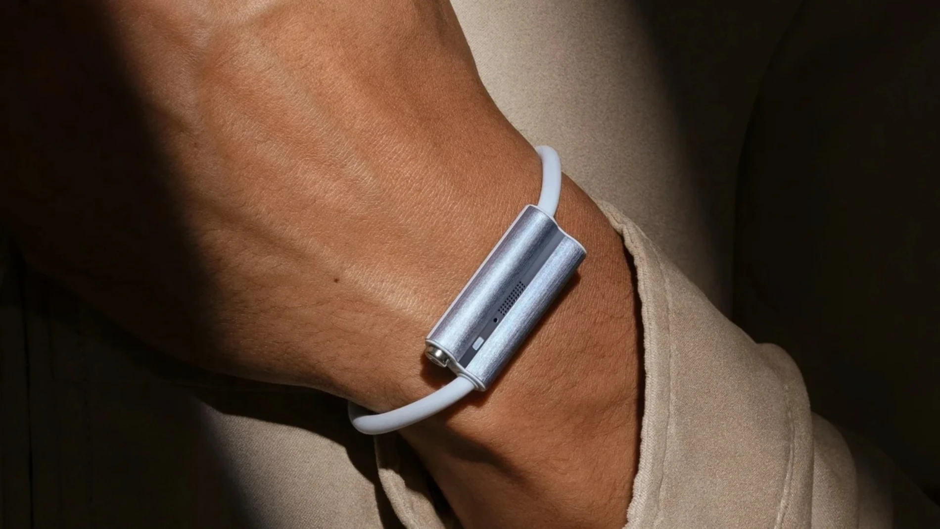 The creators of Fitbit prepare a bracelet to help take care of your elders remotely