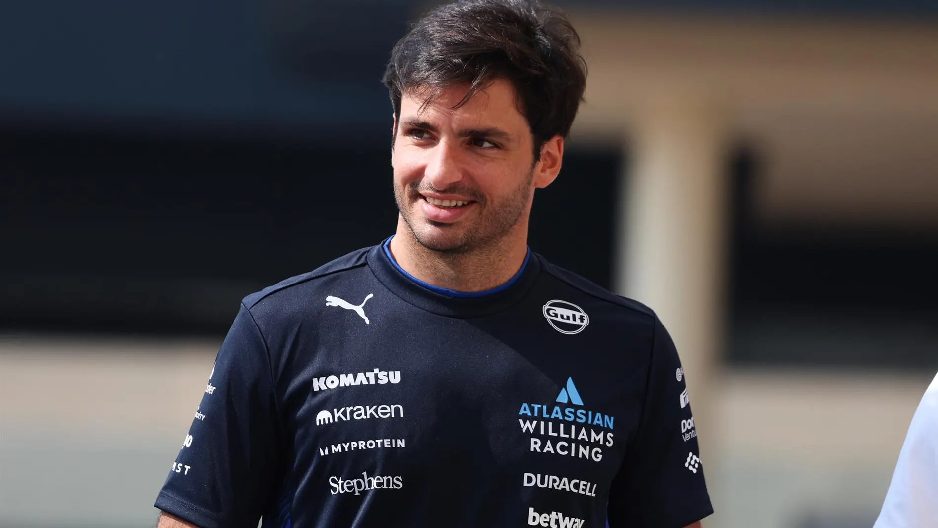 This is Carlos Sainz Jr.'s house where he will rest for the Madring race: concrete, large windows and sliding panels