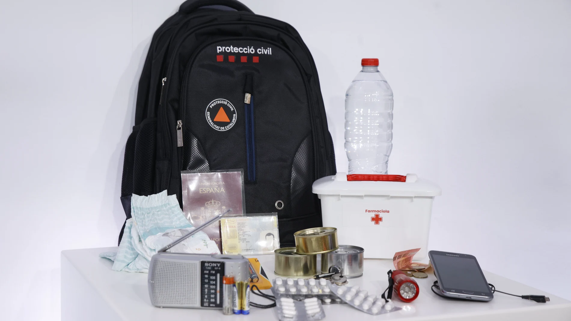 This is the basic emergency kit that Catalonia recommends having at home to spend a few days without electricity, water or gas, if we are evacuated