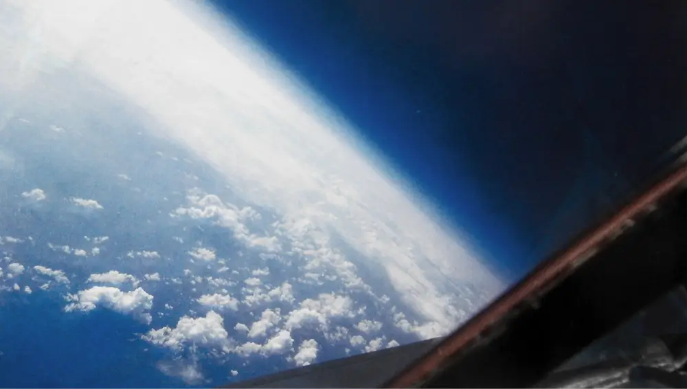 View from the cockpit of the SR-71 Blackbird at 25,000 meters altitude.
