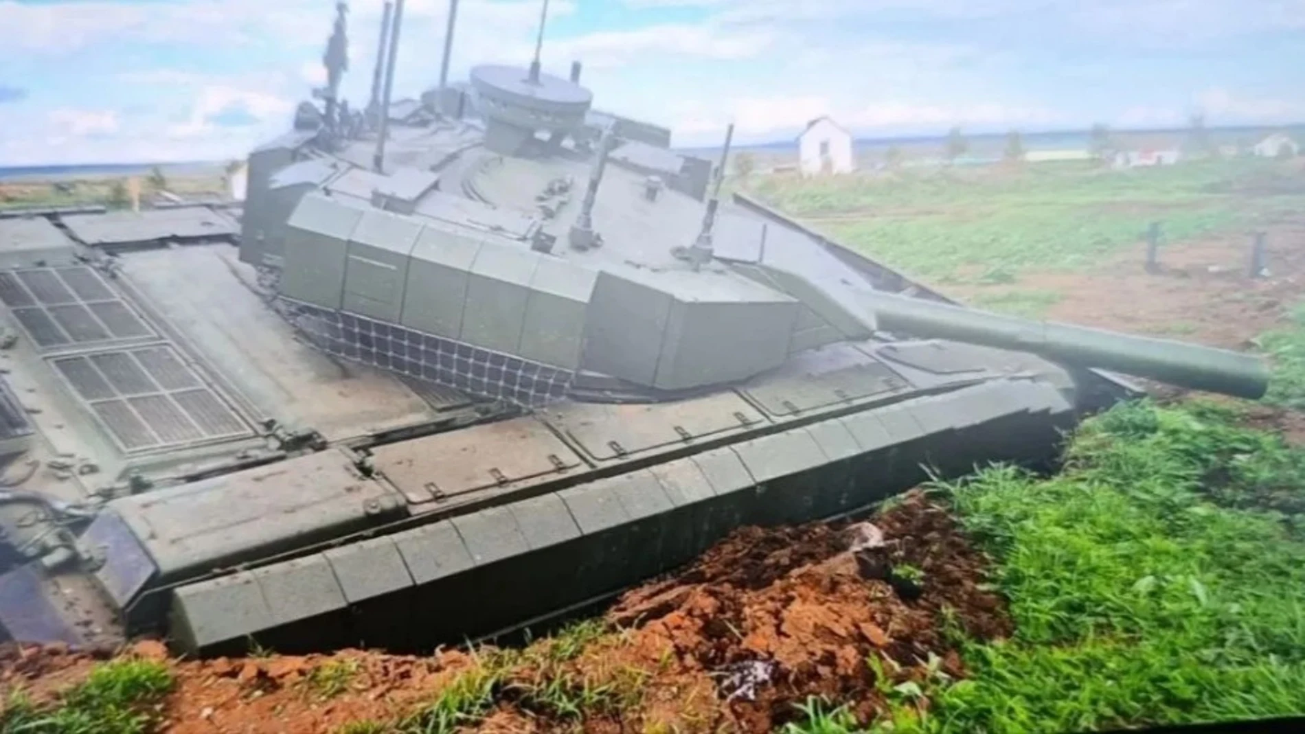 Russia tests a robot tank with a 125mm cannon to support assault units that ends up stuck in the mud
