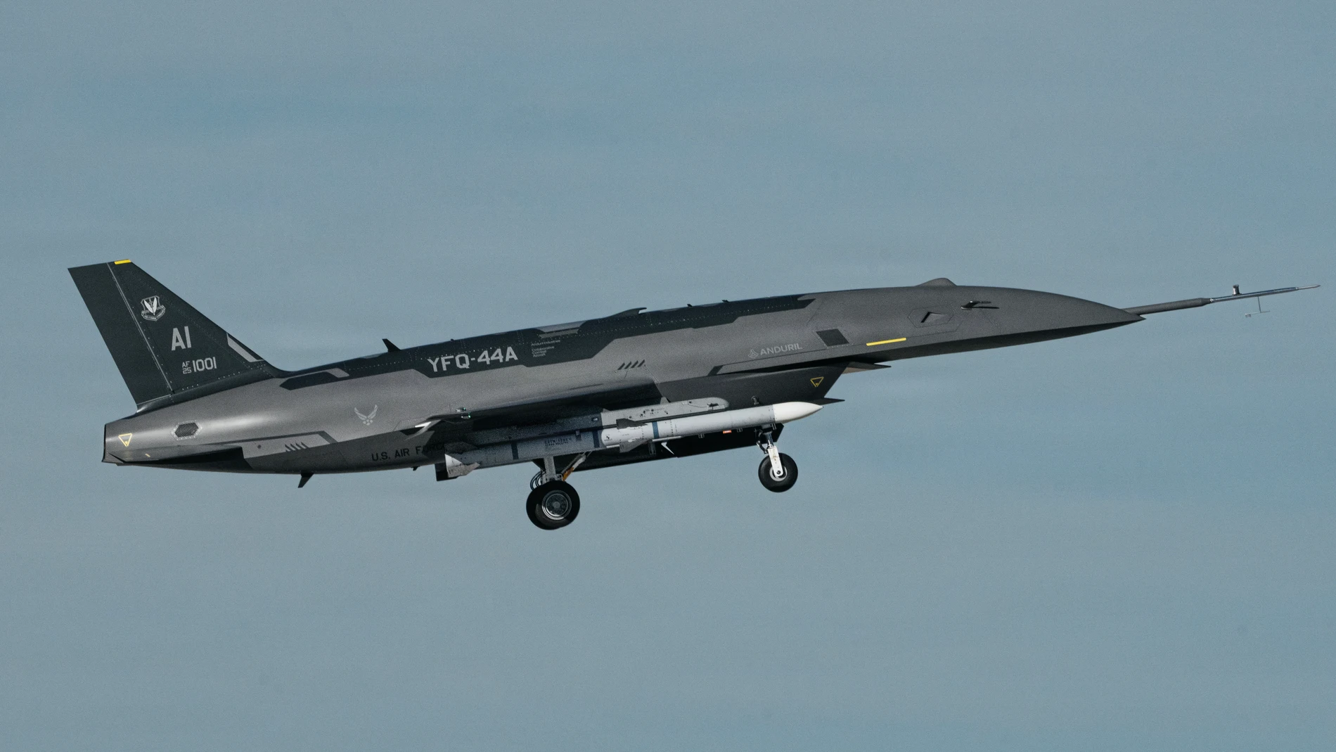 Historic milestone in the US Air Force: F-22 pilot controls a Fury combat drone from the cockpit for the first time