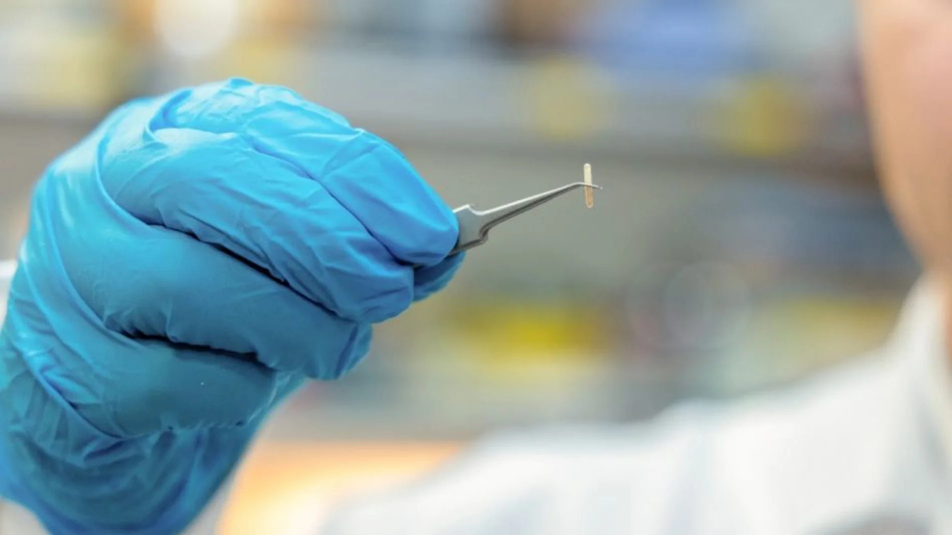 An “electric seed” against chronic pain