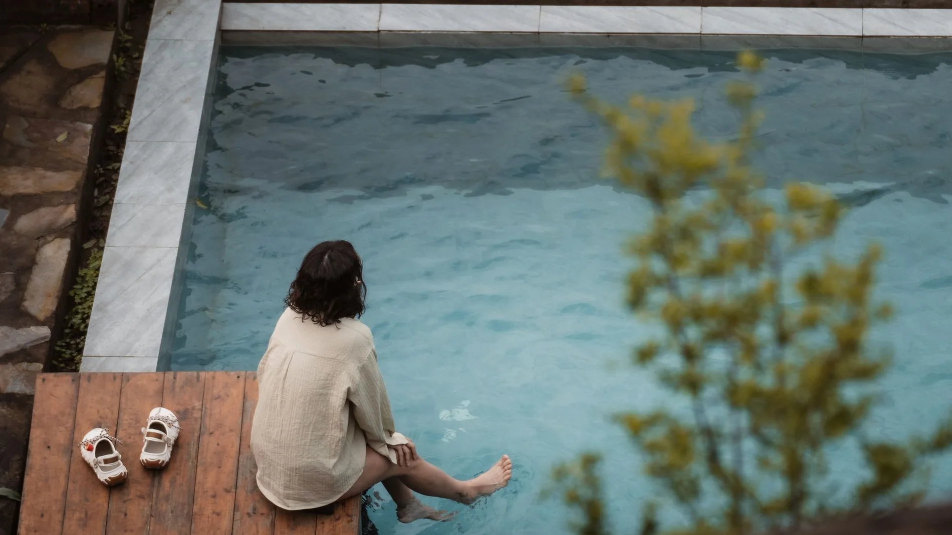 Emptying a swimming pool into a ditch next to the garden can lead to an inspection in France: the risk of pouring treated water