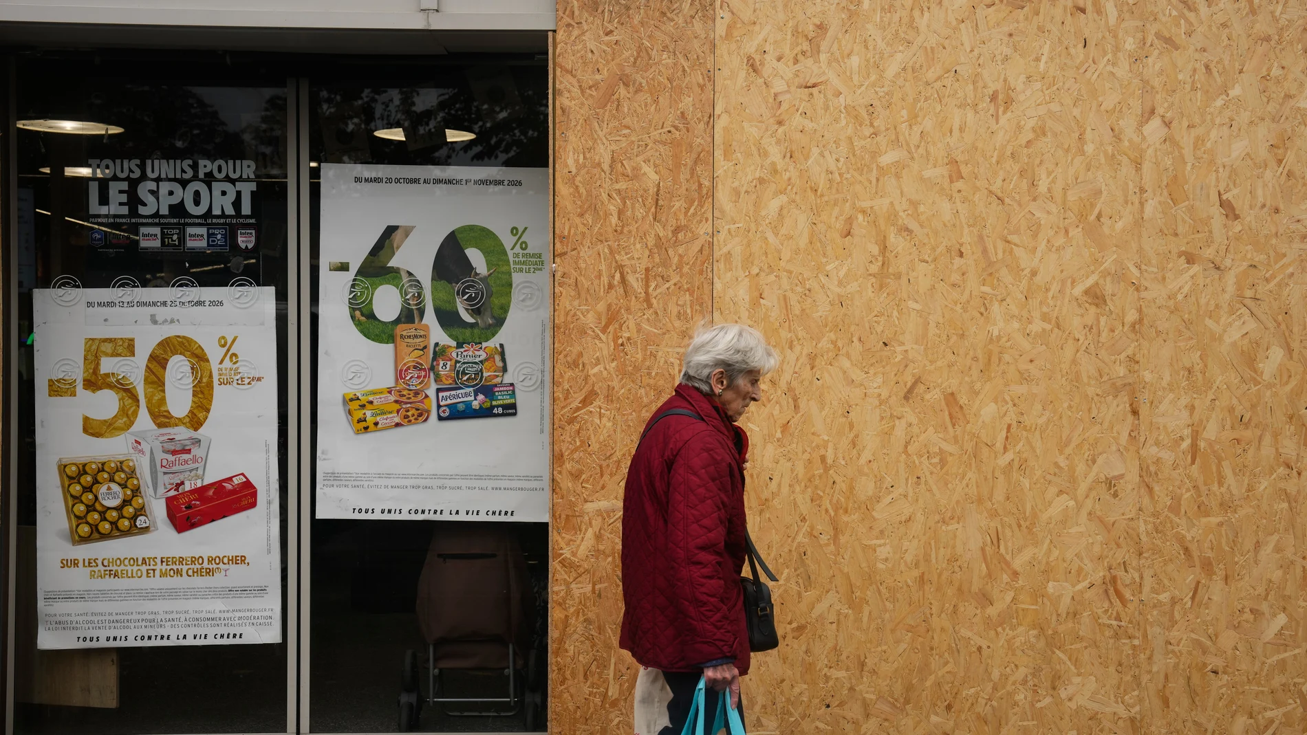 France shields itself from today's protests: 70,000 agents and businesses behind barricades
